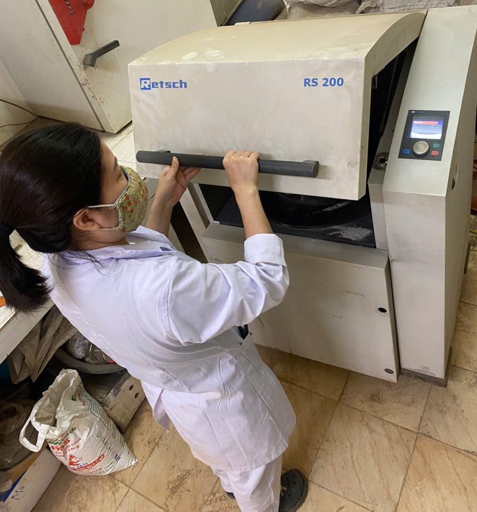 Gia công mẫu bằng máy nghiền rung RS2000