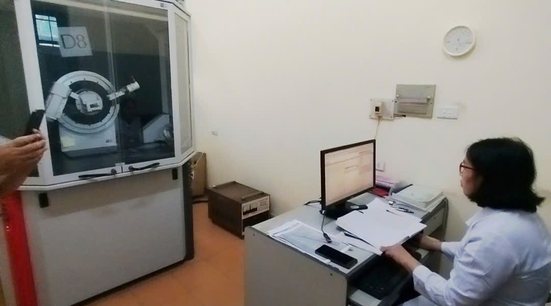 Phân tích mẫu bằng máy nhiễu xạ Rơnghen